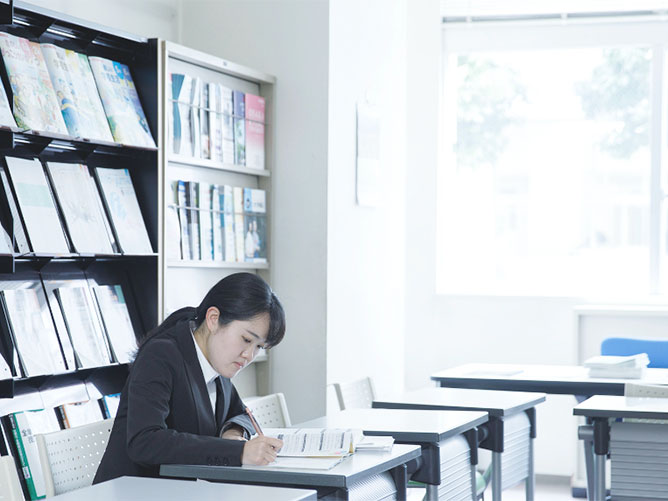 教職支援室；「小学校学習指導要領」や「小学校学習指導案」などを備えた学修サポート施設です。