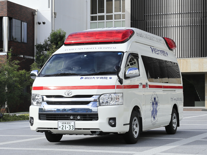 救急車／救急救命学科の授業では、実際の救急車を使用した訓練を実施。まだ全国的に導入事例の少ない電動ストレッチャーも装備しています。