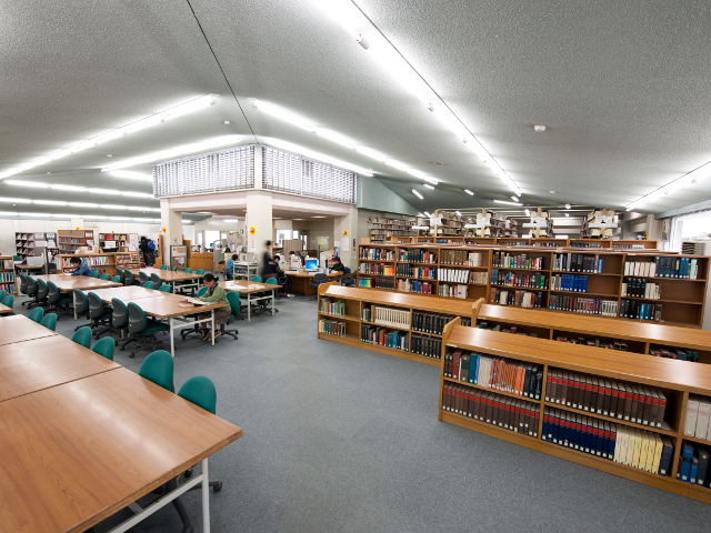 <図書館本館>約46万冊にのぼる図書、約4千種もの雑誌のほか、マイクロ資料・視聴覚資料、与謝野晶子直筆書簡といった貴重図書などを所蔵しています。