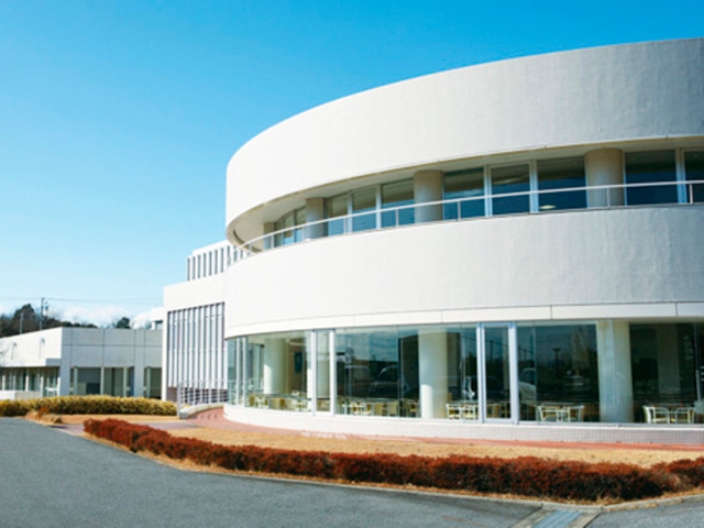 大学会館日進分館［ラ スタシオン］（日進キャンパス）：学食やクラブ室、キャリア支援室などが整っています