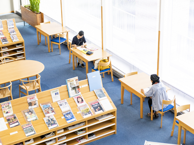 レンガ造りが特長的な図書館。約32万冊の蔵書や豊富なAV資料を備えています。学習、研究、くつろぎの場として、１日１度は立ち寄りたくなる場所です。