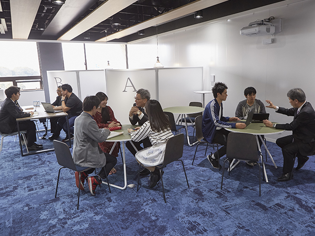 METTS Commons[メッツコモンズ]（浦安キャンパス）：教職課程の教員が常駐し、教員をめざす学生をサポートします。