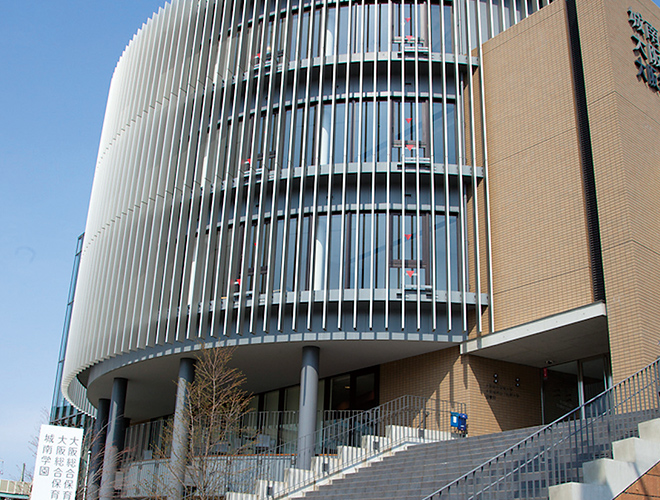 第二学舎：読書や視聴覚教材の視聴、パソコンの使用など、学生の自主的な学びをサポート。絵本などもたくさん所蔵しています。
