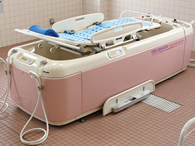 入浴実習室／寝たままで入浴できる浴槽です。学生も実際に寝たままでの入浴を体験します。