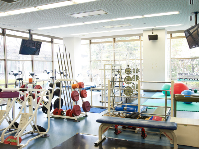 <ウエルネスセンター>1階には、トレーニングルームや浴室、研究室、アリーナ。 2階には和室やミーティングルーム。屋上にはプールとシャワー室を完備しています。