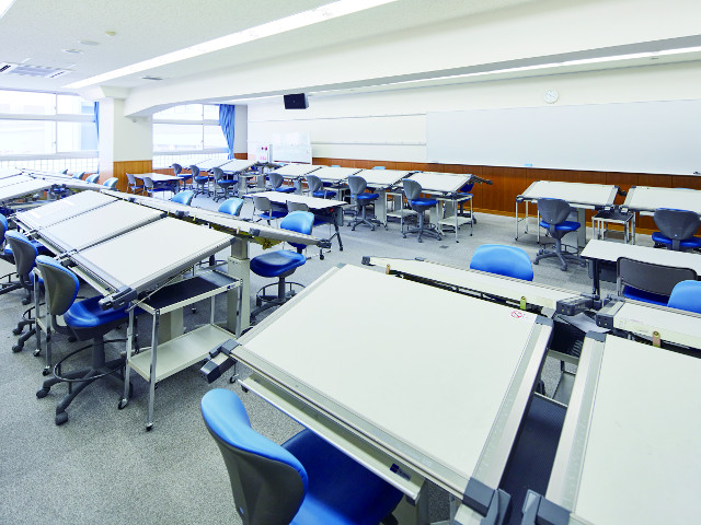 居住空間デザイン学科の製図の授業用に、1人1台の製図台が準備されています。（学園前キャンパス）
