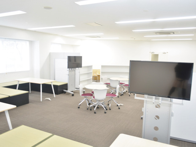 ラーニング・コモンズは、授業や自習、グループ討議にも活用する最新の施設。（東生駒キャンパス）
