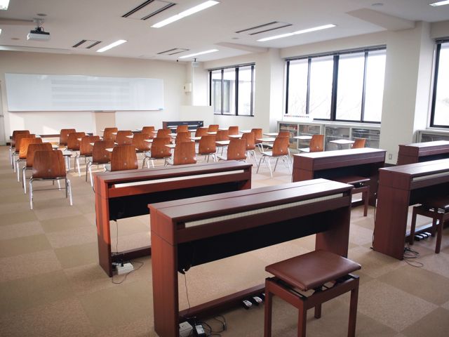 ■音楽演習室：保育士や幼稚園・小学校教諭をめざす学生のために電子ピアノ6台やトライアングル、大太鼓などを備えています。