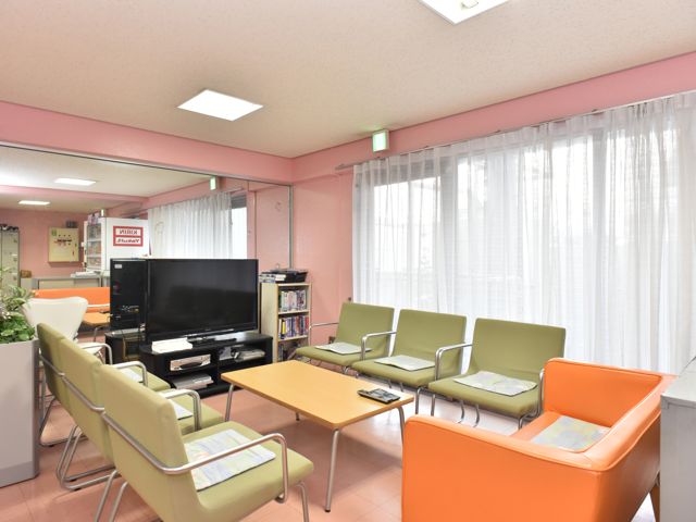 【学生寮（桃風寮）※女子専用】セキュリティ体制の整った学生寮（桃風寮）を敷地内に設けています。キャンパス内にあるから安心・快適な寮生活が送れます。