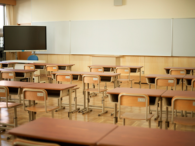 模擬授業演習室；実際の小学校の教室を再現した教室です。電子黒板とタブレットを常設したI C T 環境のもと、デジタル教科書を用いた模擬授業を実践します。