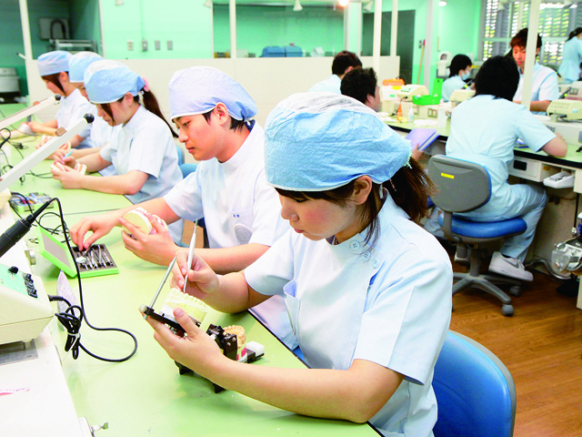 研習生技工室（坂戸キャンパス）：5・6年次のために開放している実習の場。歯型彫刻やクラウン（歯冠）の形成・作製などを行います。