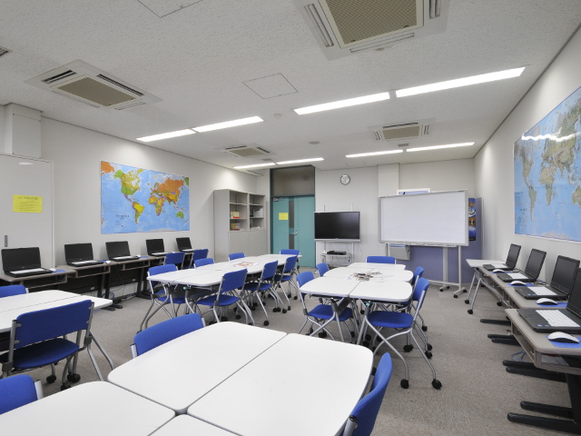 【Language Learning Center 】PCやスマートフォン、英語教材などを使い、学力に合わせて語学学習ができるセンターです。