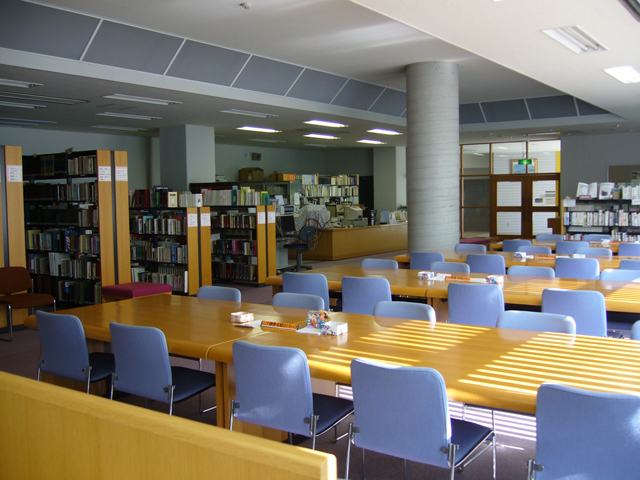 山村学園短期大学の図書館