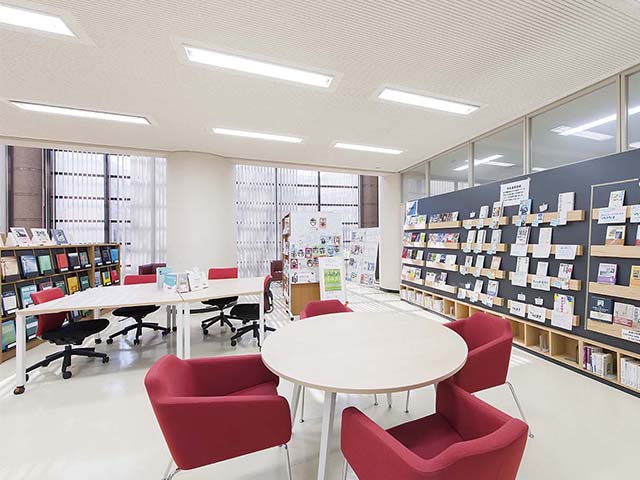 共愛学園前橋国際大学の図書館