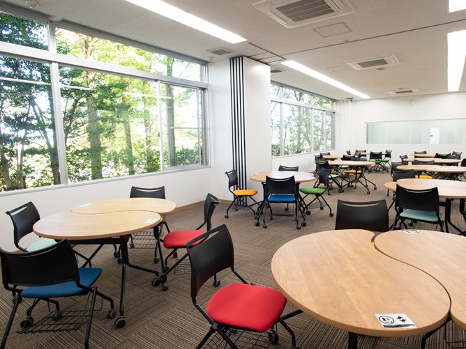 秀明大学の図書館