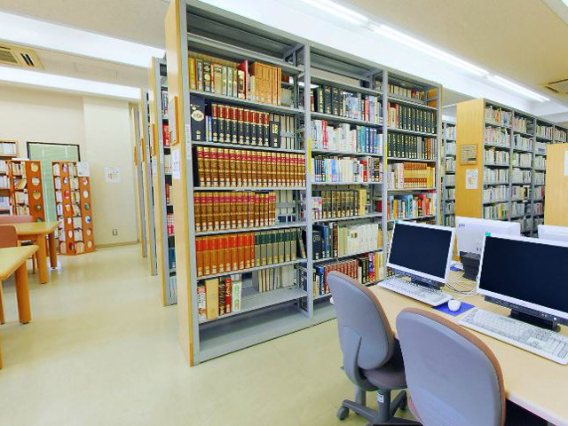 西九州大学の図書館