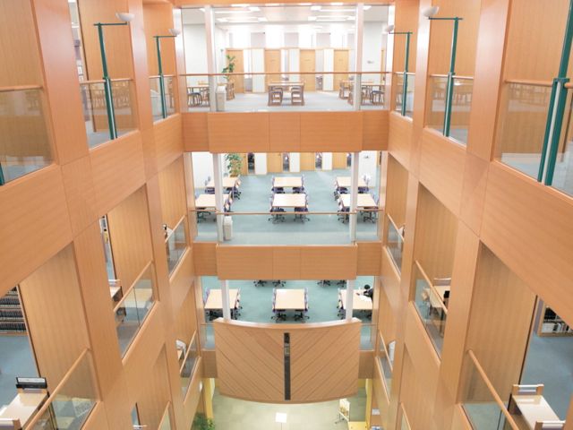 佛教大学の図書館