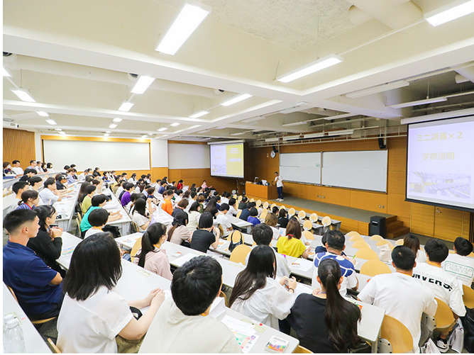 昨年度実施「人間科学部 志望理由書対策講座」の様子