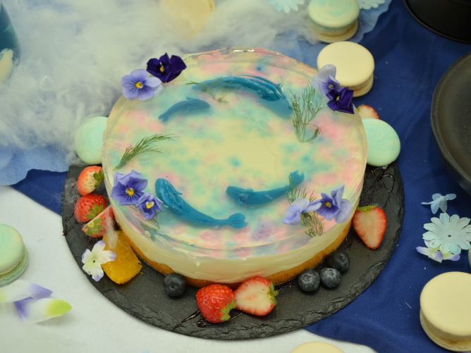 「卒業作品展（2年生）」魚の泳ぐ姿が印象的なチーズケーキ