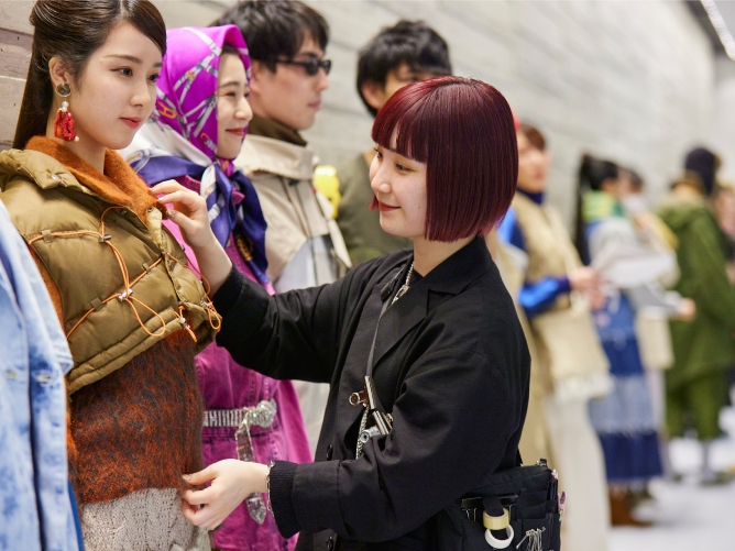 上田学園コレクションは全国最大級のファッションイベント。企業や素材メーカーにご協力いただき作品を完成させています。モデルが魅せるショーは圧巻です。