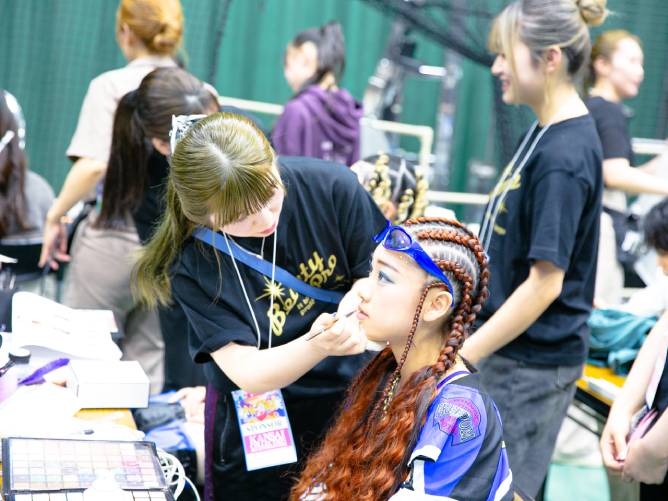 【関西コレクション】ステージのバックヤードでダンサーやモデルへのヘアメイクも