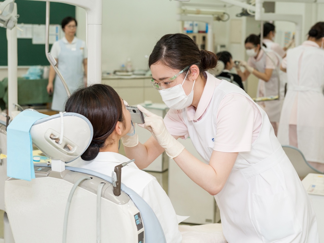 「患者さんの状況を確認し、ケアの方法等を決めていきます。」