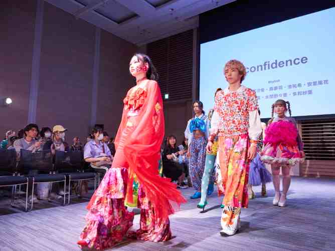 夏の学生主催イベント、プレタポルテ展。1年生の初めての課題作品も展示。