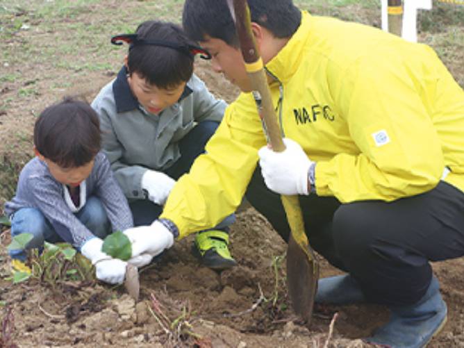 NAFIC祭:学生が作ったさつまいもを収穫体験。