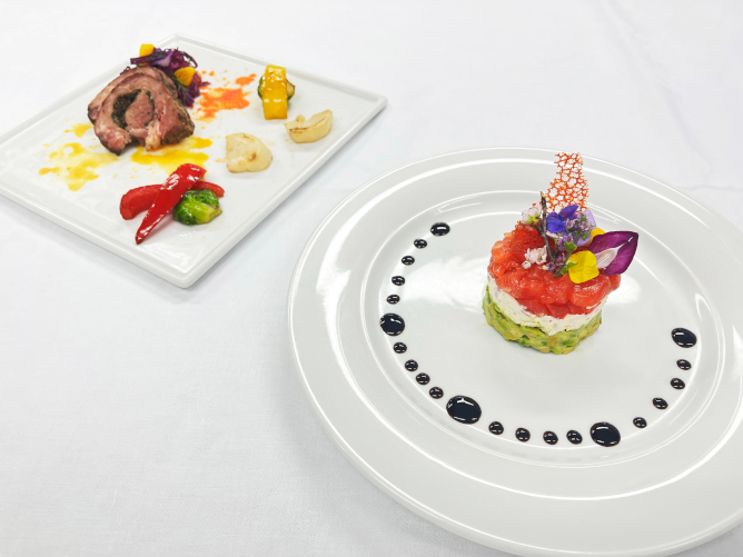 「修了・卒業作品展（１年生）」テーマは岩手県産食材を使った肉・魚料理。この作品は盛岡サーモンと県産の豚肉を使っています。