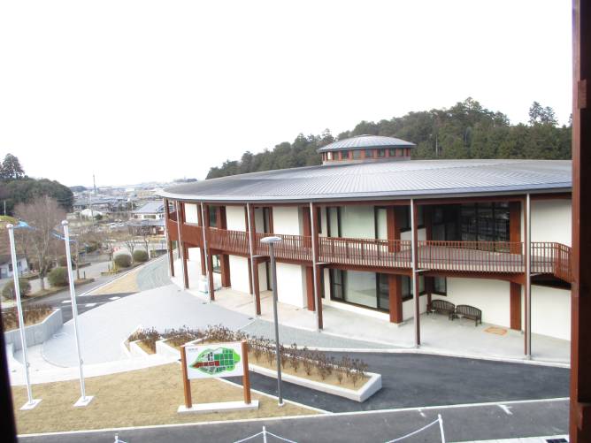 交流・サロン棟(池之内校舎):農業者や学生の研修の場となります。ここでの農産物販売実習を通じて、地域住民などと交流、情報交換を行います。