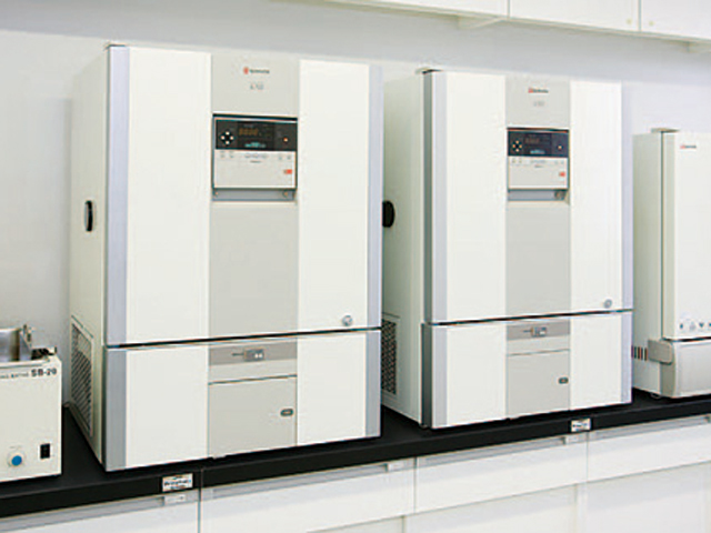 微生物の培養に用いるインキュベーターは最新のマイコン機能を搭載。