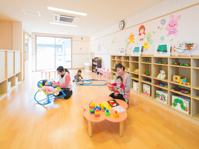 【キッズ東都学園保育園】　本校附属の保育園です。こども未来学科の学生は様々な活動を通して関わり、実践力を養います。