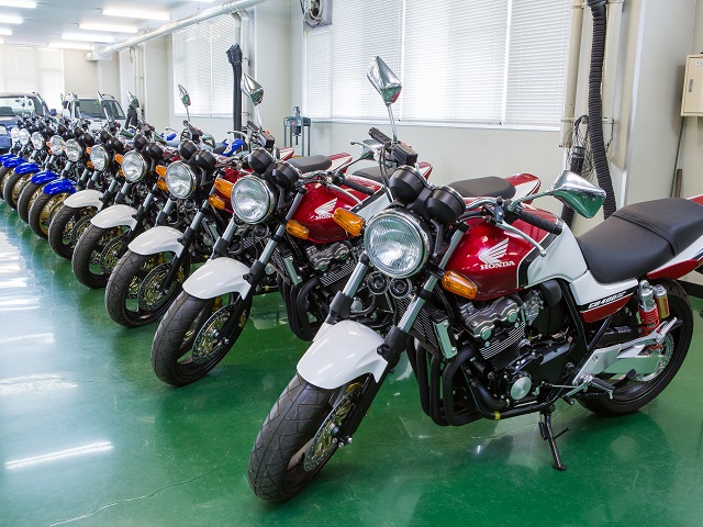 【二輪実習室】ホンダCB400(10台)、BMW R1100S限定モデル等、約15台の実習車を揃え、四輪との構造・機能の違いを学びます。 