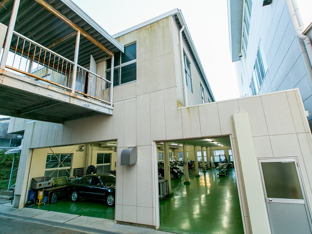 【４号館】主に一級自動車工学科の学生が利用する実習室。車両を二段階で持ち上げるダブルパスカルリフトが設置してあります。