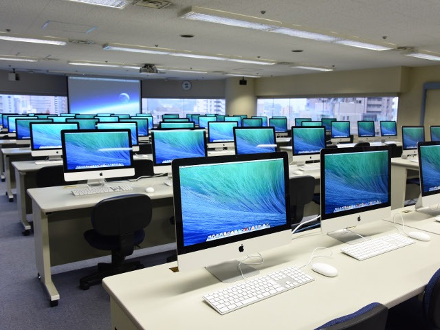 パソコン実習室/300台以上の最新パソコンを設置! 使いたいときに使いたいパソコンが、いつでもすぐそこにあります!