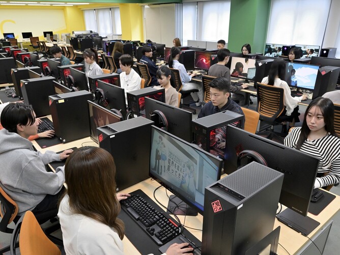 実務に必要不可欠なスキルを磨くPC実習室