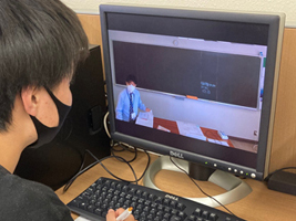 【授業録画システム】すべての授業を録画しており、 欠席した時や復習する際に活用できます。