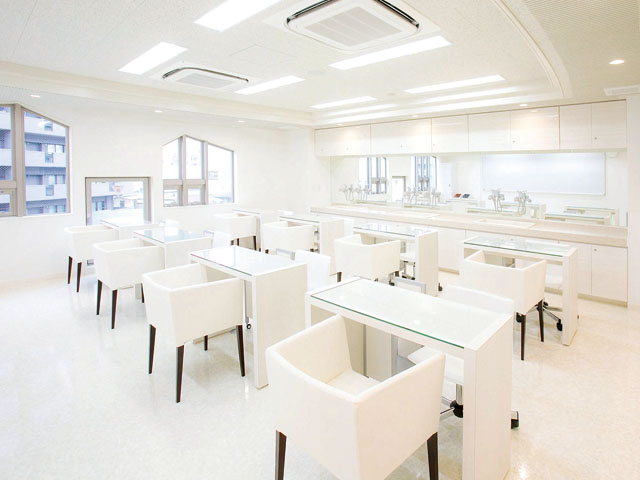 ネイル実習室。ネイル専用の椅子&テーブルで実習を行います。