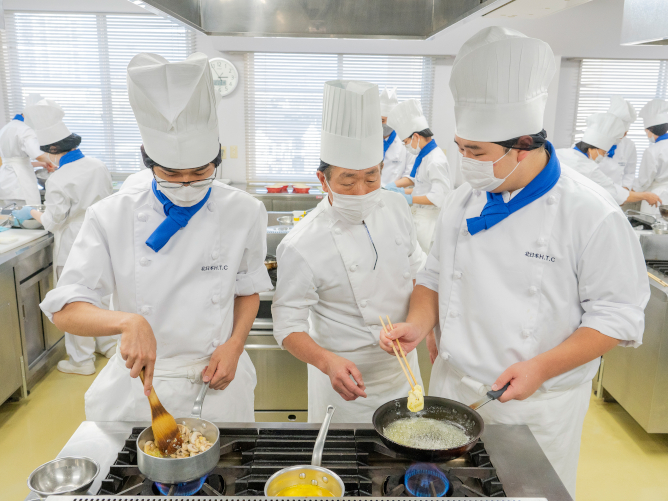 4階～6階には和・洋・中・製菓・製パンの分野別専用実習室があります。ここは4階西洋料理実習室です。