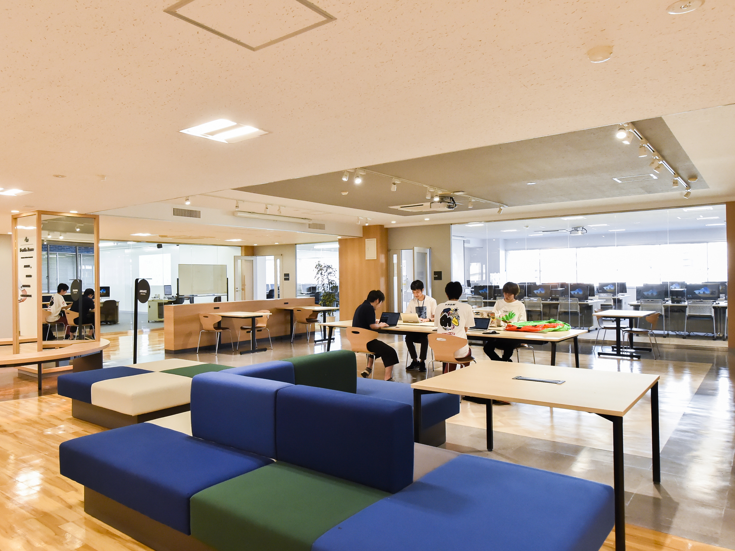 4FフロアはIT業界という大海原に果敢に旅立つための知識と技術を学ぶことができるように最新の設備と斬新な教室空間を提供しています。