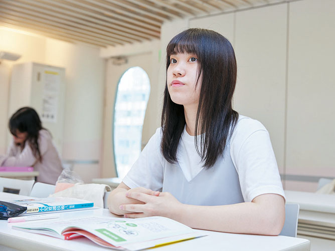 広々として明るく、学びに集中できる一般教室