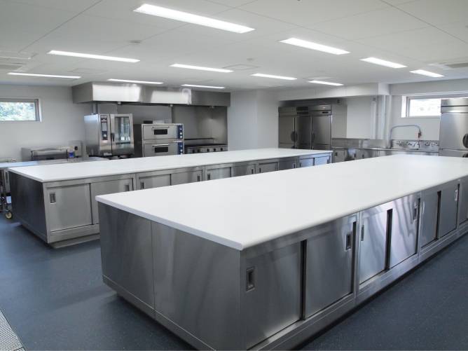 加工実習室(安倍校舎): 製菓・製パン、加工品製造を実習。大きなマーブルテーブルが特徴です。