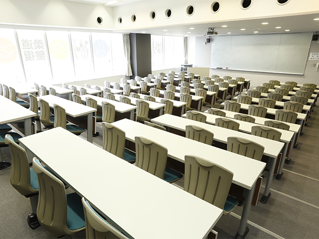 【大教室】プロジェクターなど教育機器を備えた大教室は、学内の研究発表会、著名な先生の講演会、人事担当者を招いての就職セミナーなど、各種イベントにも使われます。