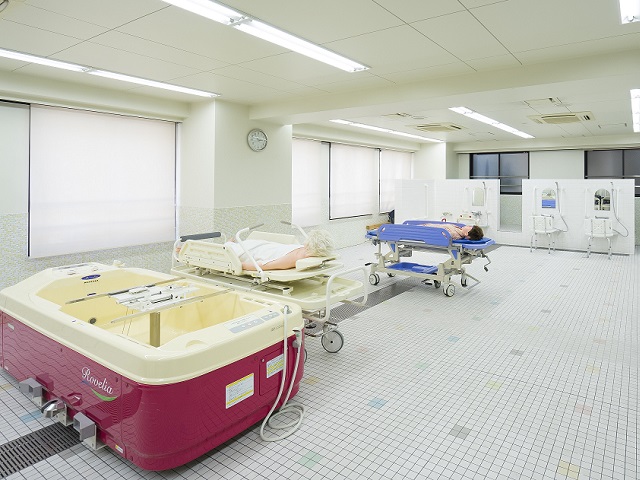 【入浴実習室】現場に近い環境で実践的な力が身につく