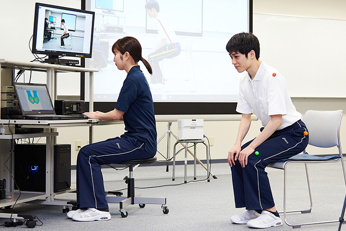 治療室・動作解析室：最新のレーザー治療器や最新式3次元解析装置などを設置。高レベルな治療・計測テクニックを習得できます。