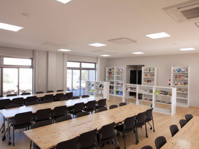 図書ラウンジ(安倍校舎):料理・食に関する書籍や情報機器を配置し、学生の自主学習を支援。