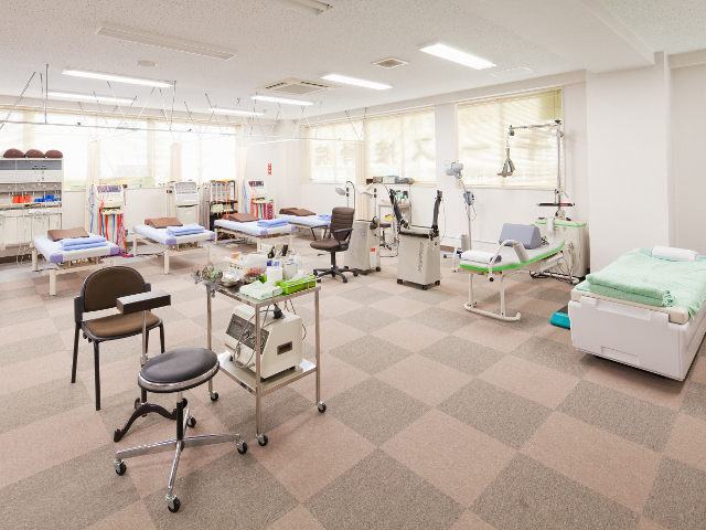 【キース鍼灸接骨院】　校舎内にある附属の接骨院は、メディカルスポーツ柔道整復学科の実習施設としても機能します。