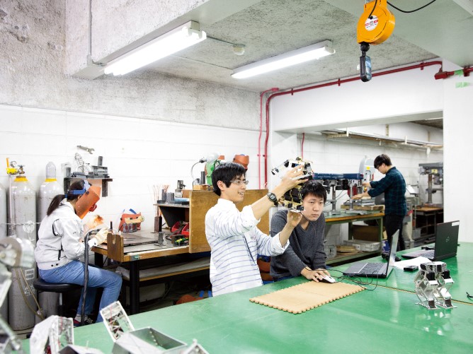 ○機械実習室／機械実習室には、加工から溶接用具まで行える設備が完備。主に、ロボットやエコランカーなどが製作されています。