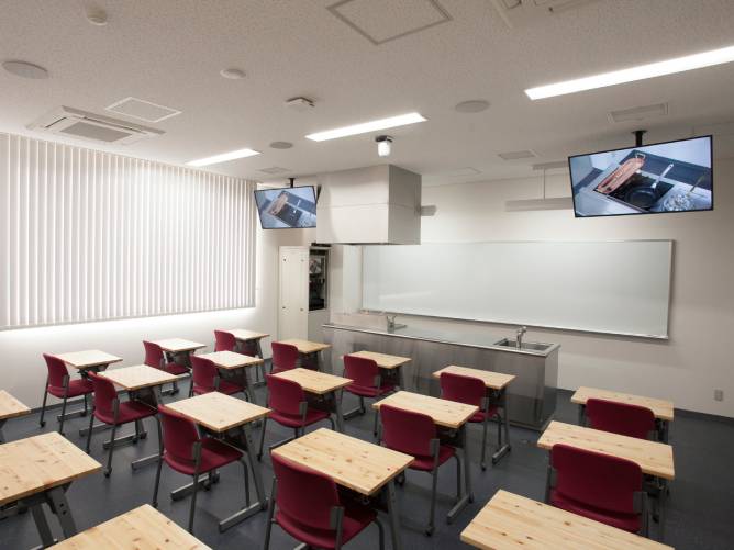 普通教室(安倍校舎): 教室には、教員用調理台を配置。 演示を交えて調理理論を学びます。