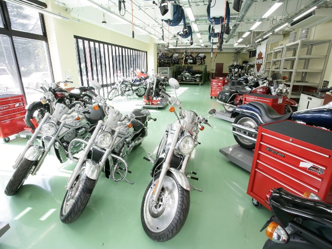 約70台ものハーレーダビッドソンが実習車両として並ぶ実習場